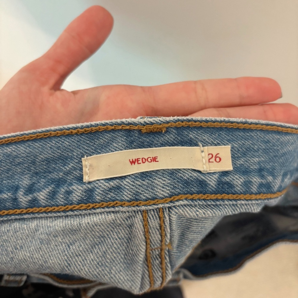 Levi's High Rise Wedgie Fit Distressed Shorts - Size 26 - Picture 12 of 12